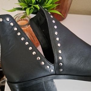 Women's Steve Madden Booties with zipper back and cute silver detail! Size 7.5